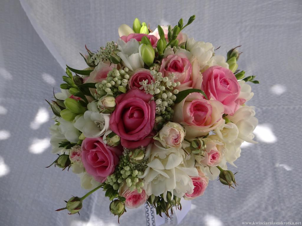 Bukiet okolicznościowy z mieszanych kwiatów w intensywnych kolorach