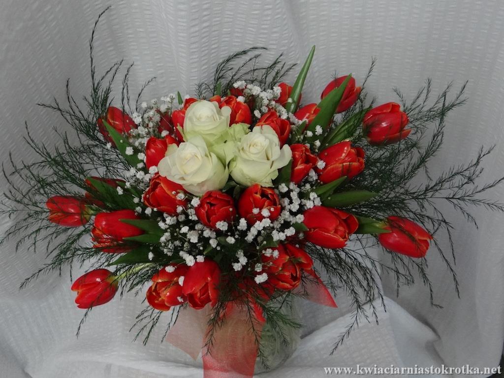 Kolorowa kompozycja kwiatowa na stół okolicznościowy