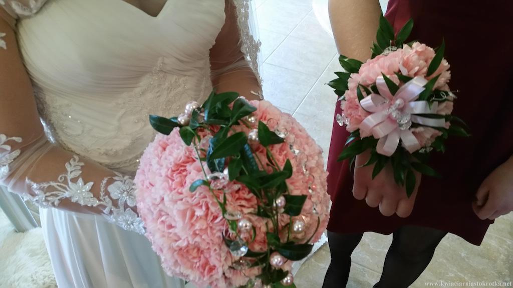 Bukiet okolicznościowy z róż w jasnych odcieniach