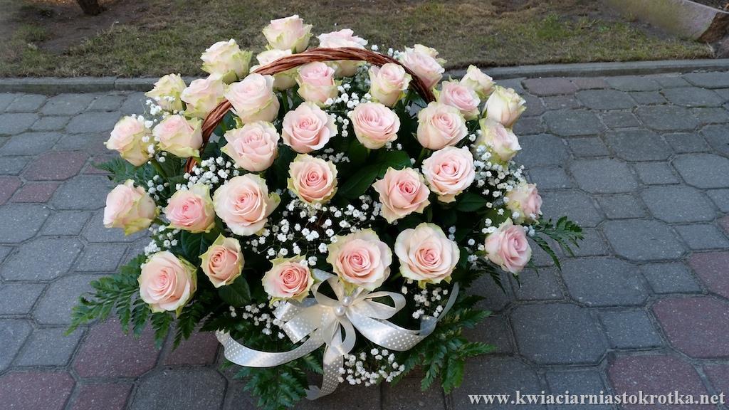 Dekoracyjna kompozycja kwiatowa w koszu wiklinowym