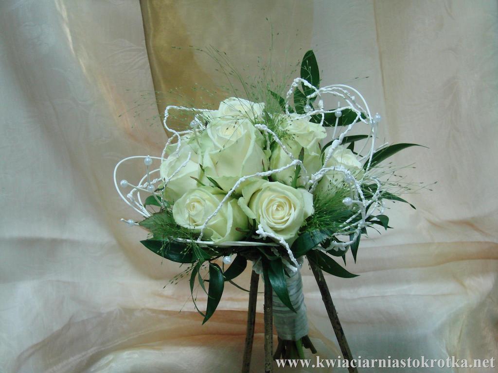 Kompozycja kwiatowa z różami i gipsówką