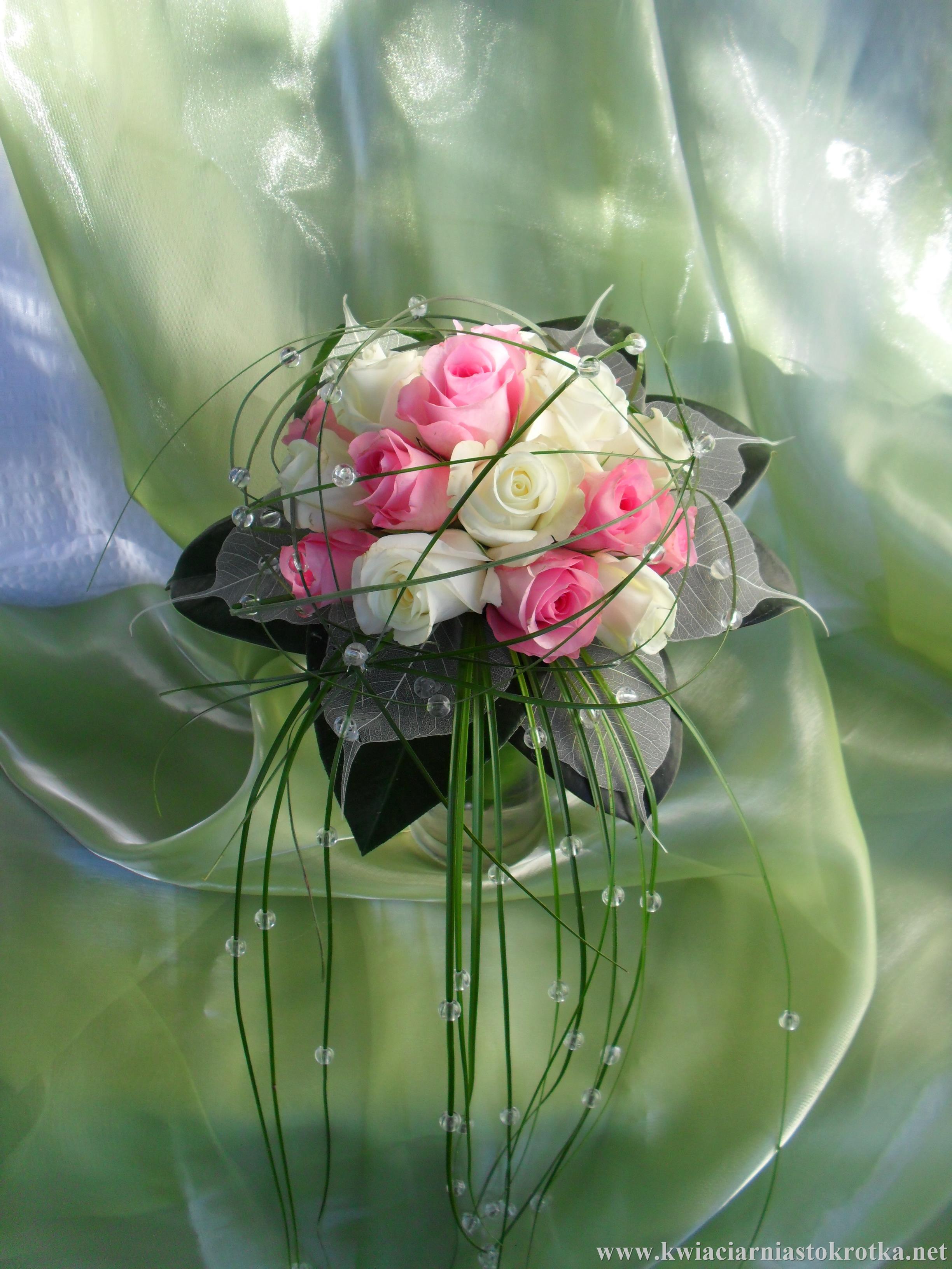 Wysoka kompozycja z białych lilii i zielenią