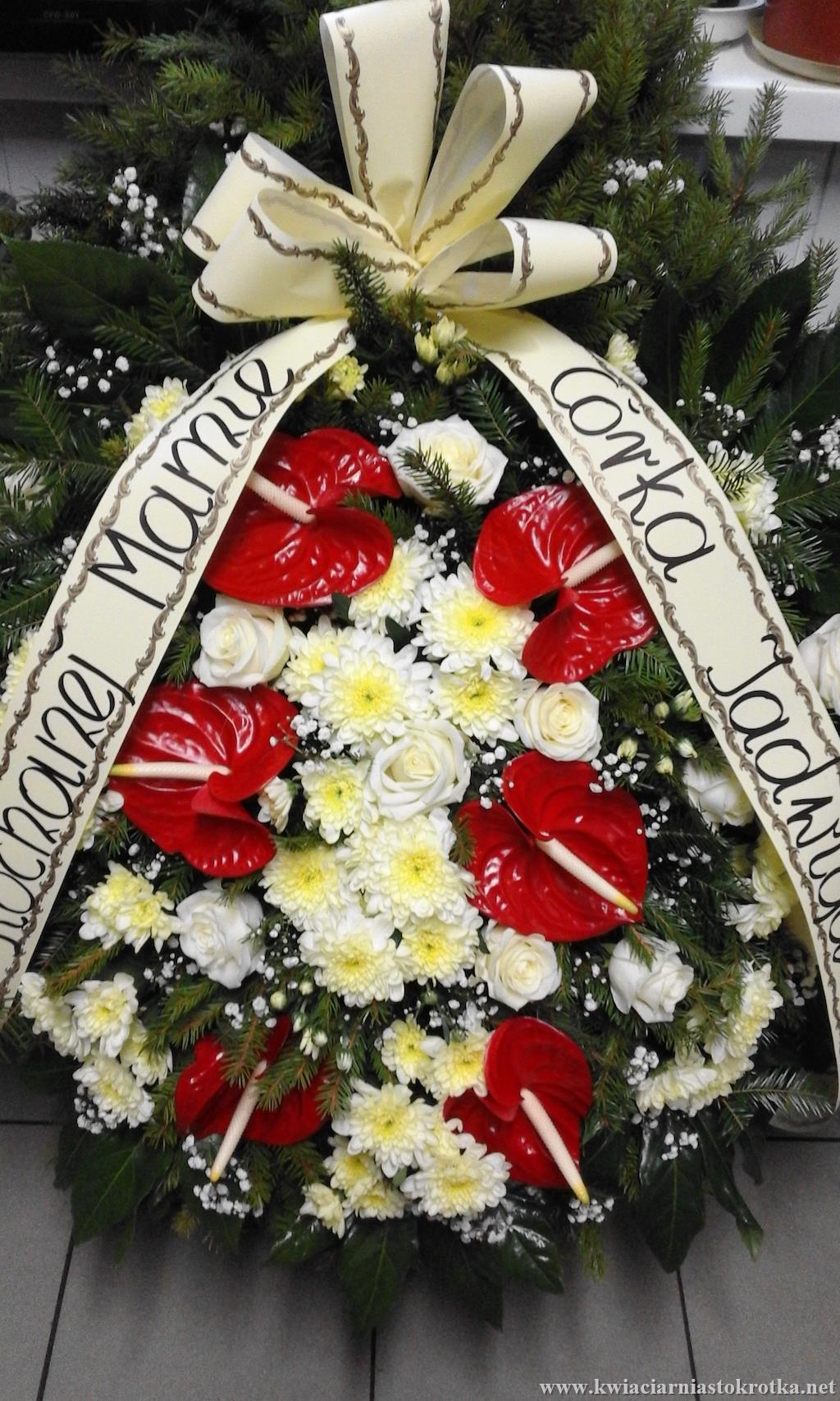 Tradycyjny wieniec pogrzebowy z czerwonych róż