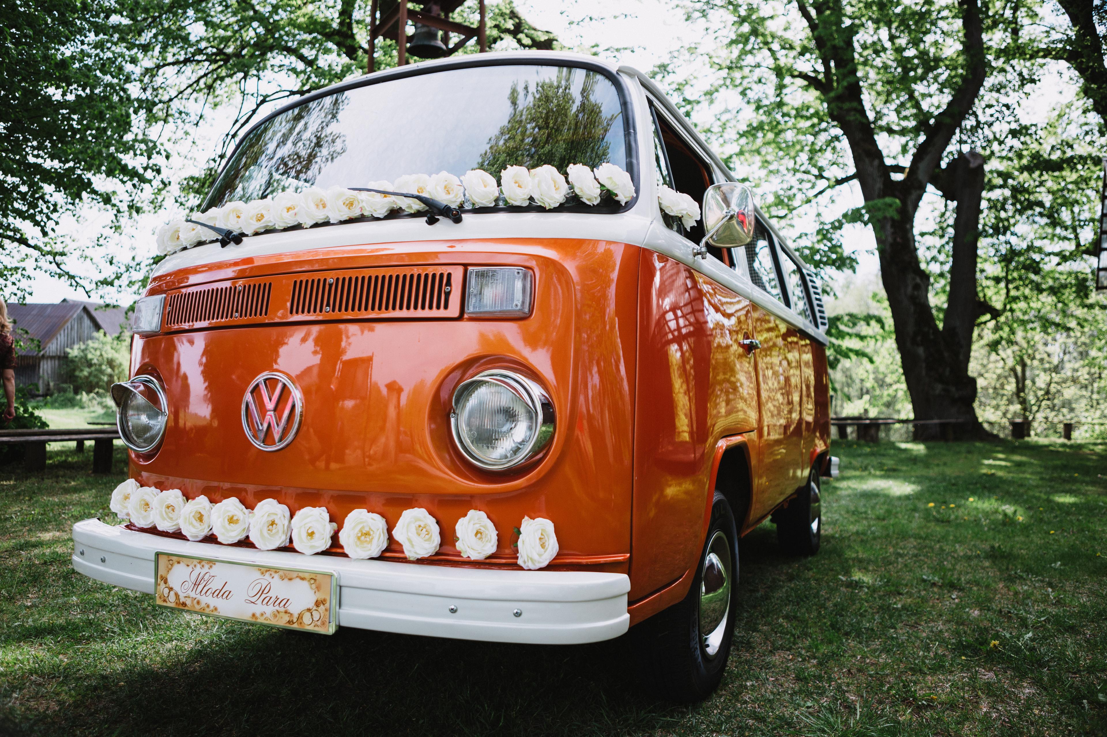 Dekoracja kwiatowa na masce samochodu w pastelowych kolorach