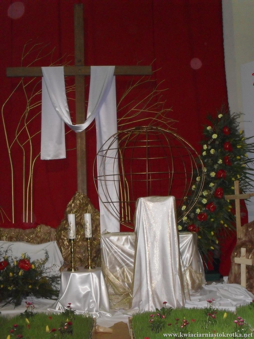 Bukiet ślubny w odcieniach bieli i różu trzymany przez pannę młodą