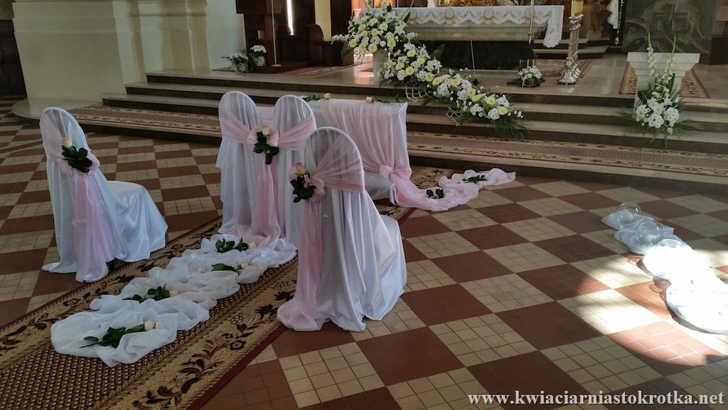 Delikatny bukiet ślubny z róż i eustomy