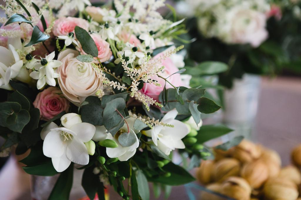 Bukiet ślubny w pastelowych kolorach ułożony w kaskadę