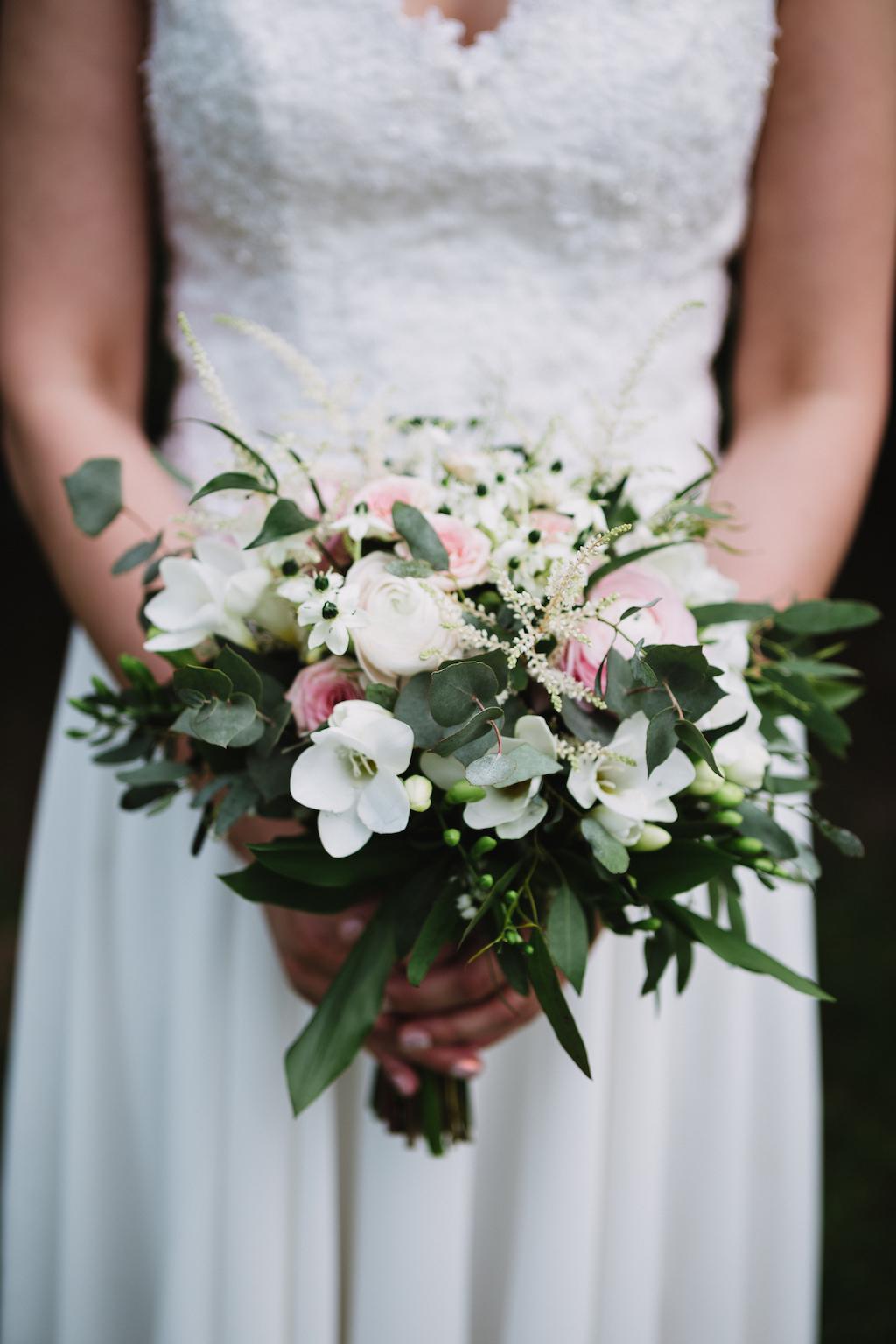 Bukiet ślubny z róż i zielenią dekoracyjną